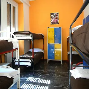 Hostel California, Mediolan